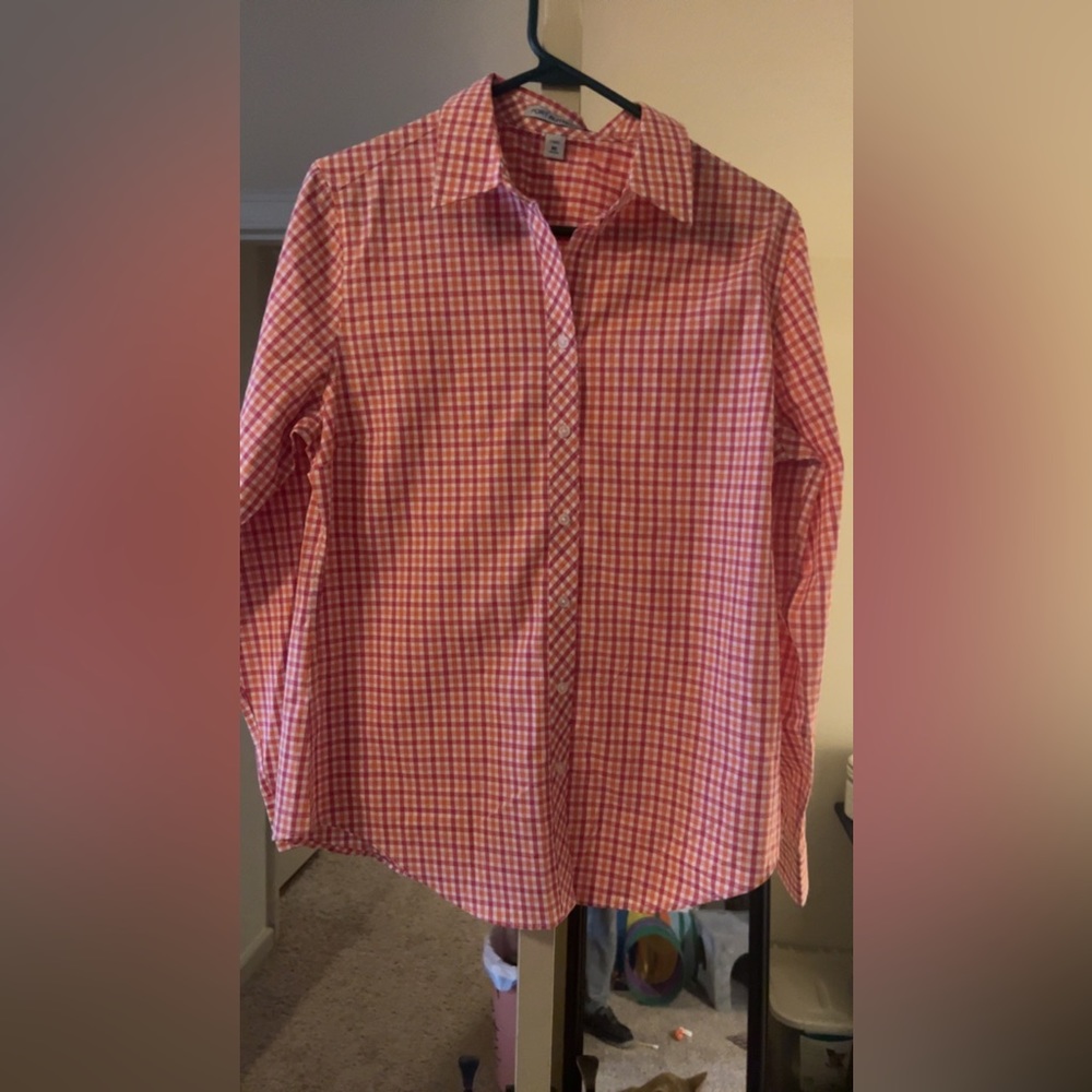 Ladies dress shirt. Size medium.